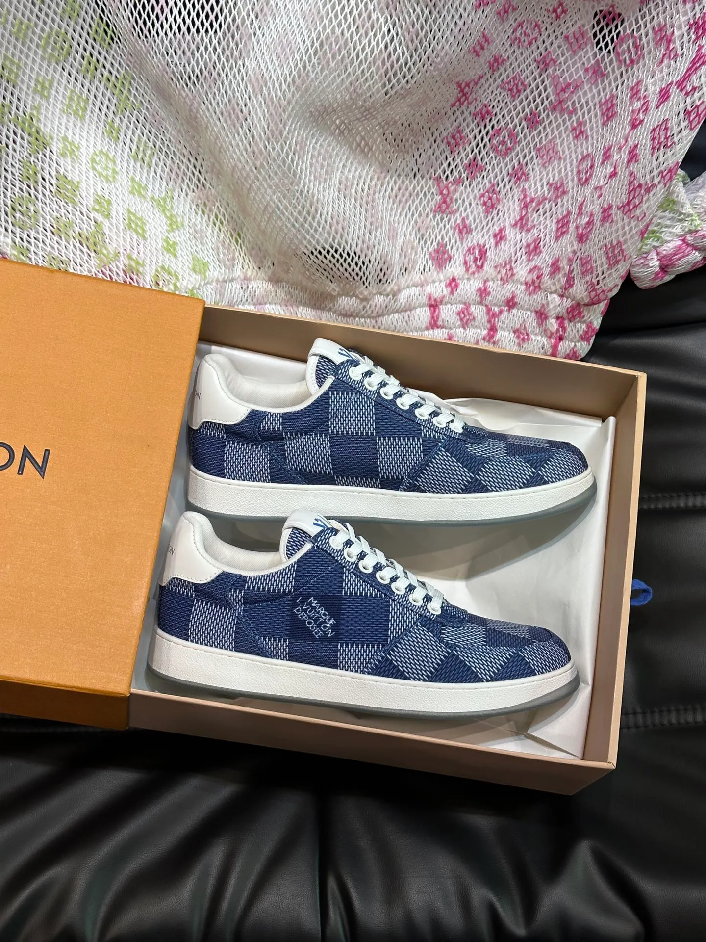 Men's Men's Shoes 💰p420 L·v Rivoli men's low-top casual sneakers, the classic checkerboard pattern will never go out of style. This Rivoli environmentally friendly sneaker is made of 90% sustainable materials. It is recycled polyester fiber integrated with the iconic Damier jacquard, and the outsole is shaped with recycled polyurethane. An upcycled LV logo perches on the tongue, while Louis Vuitton logos appear on the sides and rear. Comfortable and durable, versatile style, can be worn in all seasons, simple and fashionable item! Size: 38-44